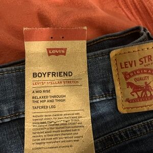 Brand new size 33 levis boyfriend jean